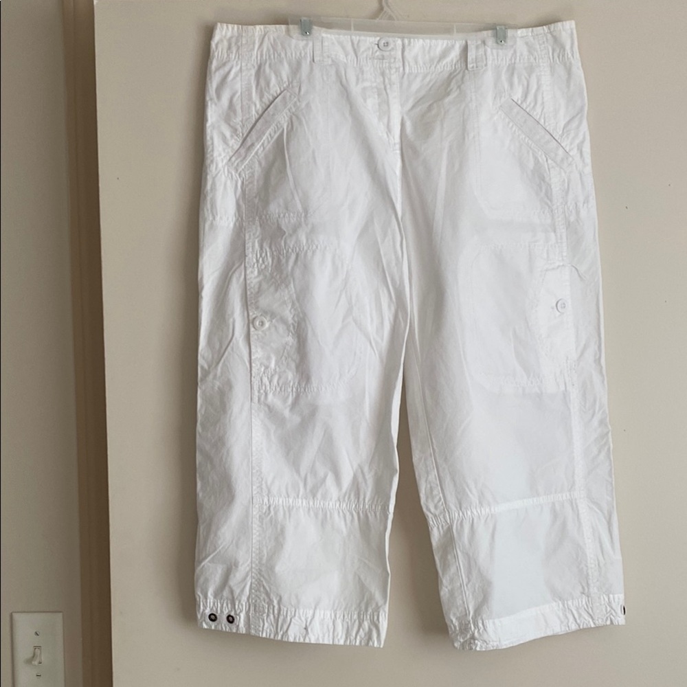 White Capri Pants with Relaxed Fit and Classic Style